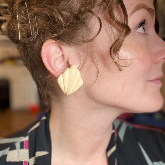 Vintage 70s 80s NAPIER Oversized Cream Shell-Shaped Earrings D1 - Picture 9 of 9